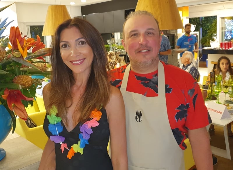 Milque Ultramari e Lucio Martins, da Embaixada Gourmet, em noite havaiana em Atlântida