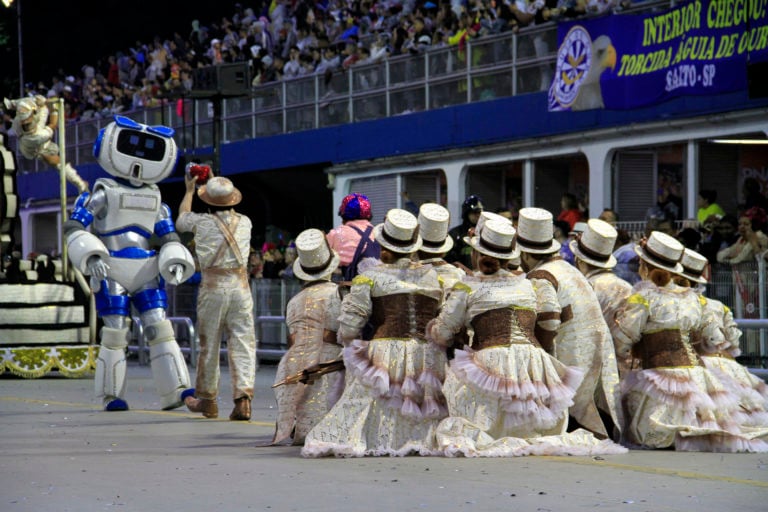Desfile da Escola de Samba Rosas de Ouro teve até robô mostrando o apelo da tecnologia