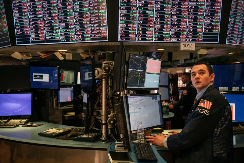 O índice Dow Jones fechou em alta de 5,09%, a 26.703,32 pontos na maior ganho de pontos em um dia