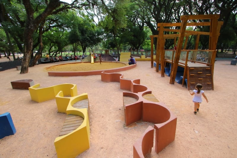 Remodelação dos locais inclui brinquedos adaptados, gangorras, bancos, piso emborrachado colorido e trilha aventura