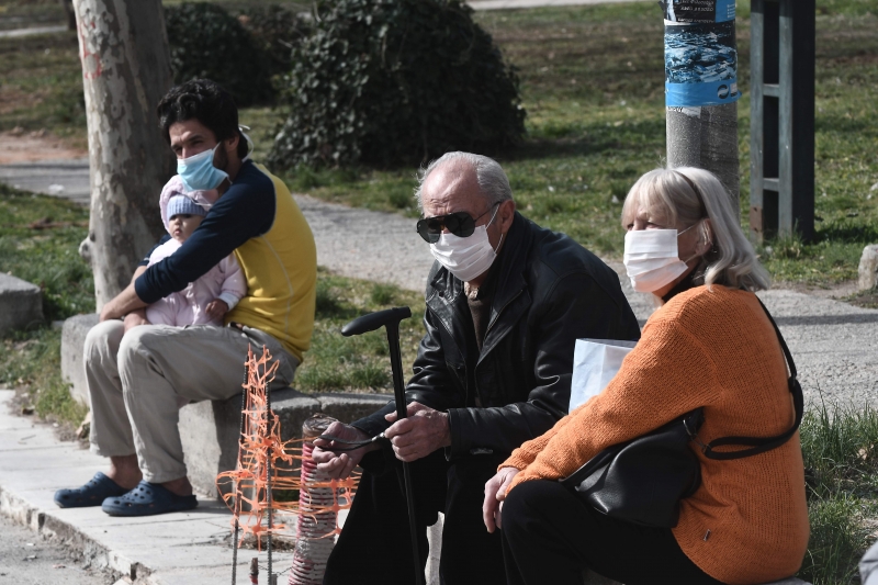 Moradores de Thessaloniki, na Grécia, usam máscaras após primeiro caso de coronavírus no país