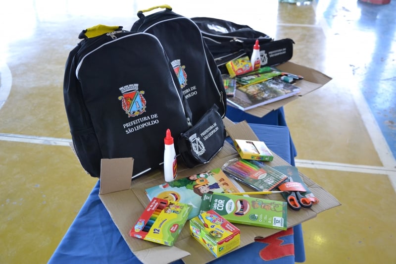 Prefeitura comprou mais de 11 mil kits para distribuir em 19 escolas, escolhidas pela secretaria de Educação