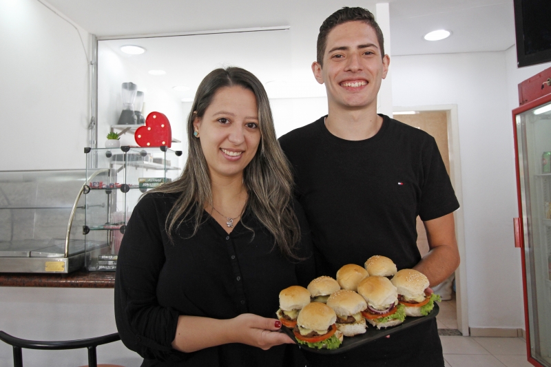 Entrevista com proprietários da hamburgueria Food Lover.
Na foto: Melissa Renz e Solon Lima de Almeida Foto: LUIZA PRADO/JC