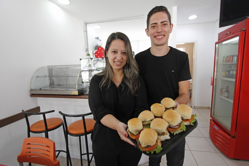 Entrevista com proprietários da hamburgueria Food Lover.
Na foto: Melissa Renz e Solon Lima de Almeida Foto: LUIZA PRADO/JC