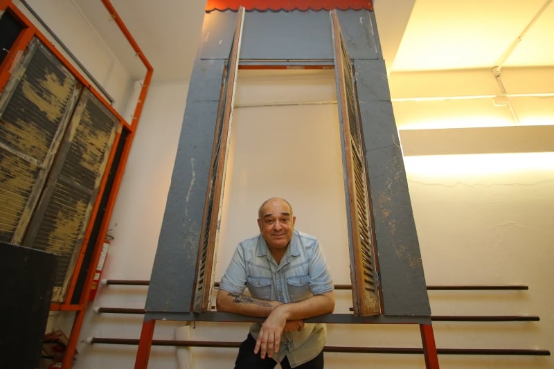 Ator e diretor Zé Adão Barbosa faz planos para o futuro da escola teatral