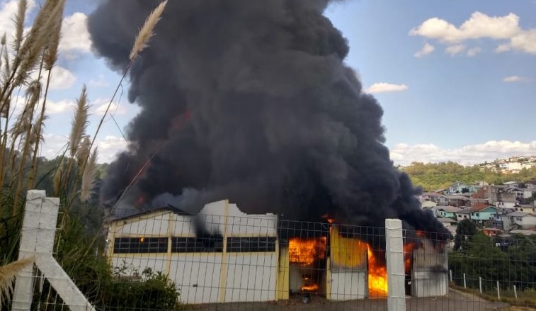 Nuvem de fumaça se desprendeu das instalações da fábrica onde houve o incêndio em Farroupilha