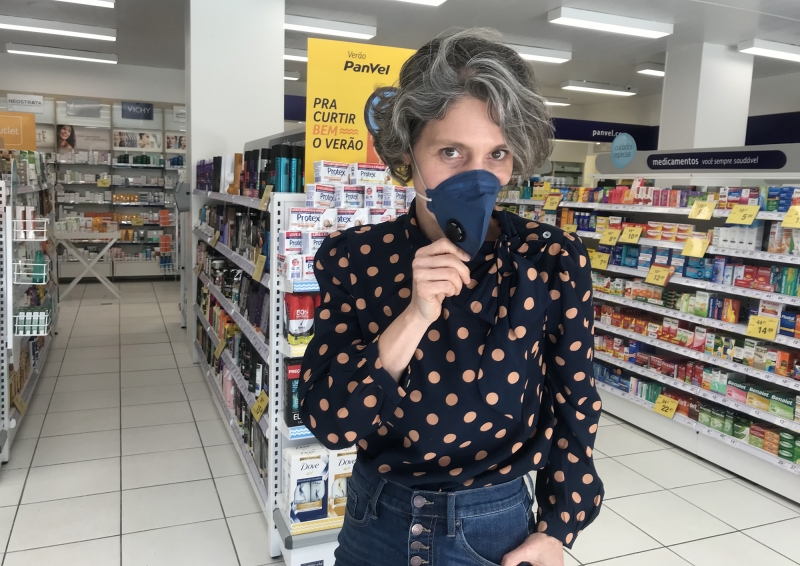 Patrícia Comunello foi a uma farmácia em Porto Alegre para conferir estoque de máscara e álcool gel