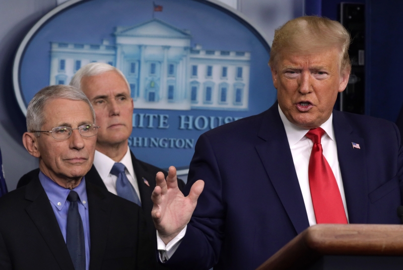 Trump tem mostrado descontentamento com a popularidade do imunologista Anthony Fauci (e)
