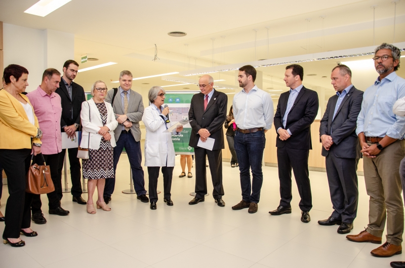 {'nm_midia_inter_thumb1':'https://www.jornaldocomercio.com/_midias/jpg/2020/02/29/206x137/1_hcpa_coronavirus_visita_autoridades_jornal_do_comercio-8993235.jpg', 'id_midia_tipo':'2', 'id_tetag_galer':'', 'id_midia':'5e5a568409706', 'cd_midia':8993235, 'ds_midia_link': 'https://www.jornaldocomercio.com/_midias/jpg/2020/02/29/hcpa_coronavirus_visita_autoridades_jornal_do_comercio-8993235.jpg', 'ds_midia': 'Hospital de Clínicas de Porto Alegre - autoridades visitam anexos - na foto, Eduardo Leite, Nadine Clausell, prefeito Nelson Marchezan Júnior, Rui Oppermann, Arita Bergmann, Erno Harzheim, Frederico Antunes, Luis Lamb  - coronavírus', 'ds_midia_credi': 'CLOVIS PRATES/HCPA/DIVULGAÇÃO/JC', 'ds_midia_titlo': 'Hospital de Clínicas de Porto Alegre - autoridades visitam anexos - na foto, Eduardo Leite, Nadine Clausell, prefeito Nelson Marchezan Júnior, Rui Oppermann, Arita Bergmann, Erno Harzheim, Frederico Antunes, Luis Lamb  - coronavírus', 'cd_tetag': '1', 'cd_midia_w': '800', 'cd_midia_h': '529', 'align': 'Left'}