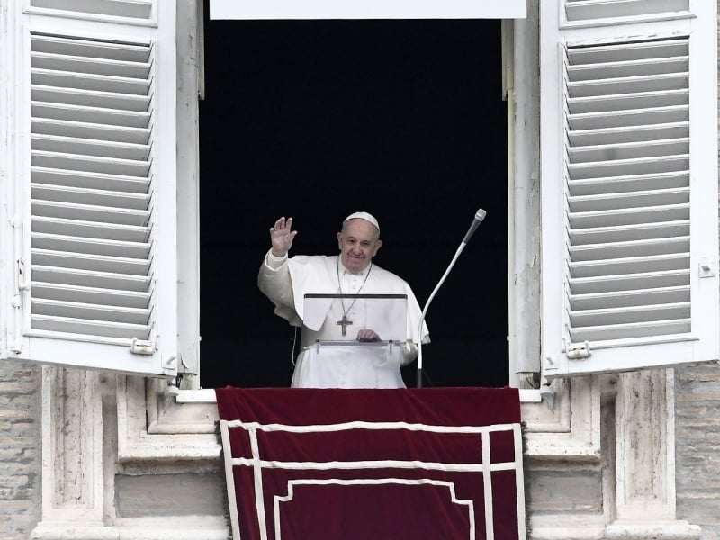 Francisco apareceu na varanda da Palácio Apostólico e acenou para o público na Praça de São Pedro