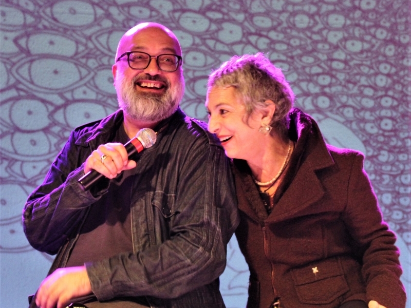Roger Lerina e Deborah Finocchiaro, do Sarau Voador, são anfitriões do evento literário