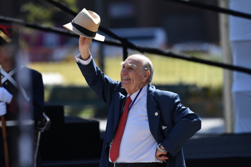 Sobre os fatores que levaram à eleição de Orsi, Sanguinetti afirma que houve falhas na estratégia da Coalizão