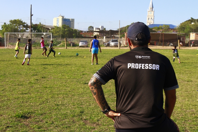 Escolinha de Futebol franquia do clube Botafogo, do RJ, localizada na zona norte de Porto Alegre. Foto: N&Iacute;COLAS CHIDEM/JC