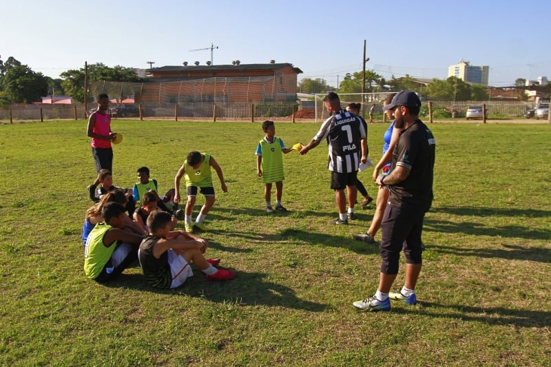 Escolinha de Futebol franquia do clube Botafogo, do RJ, localizada na zona norte de Porto Alegre. Foto: N&Iacute;COLAS CHIDEM/JC
