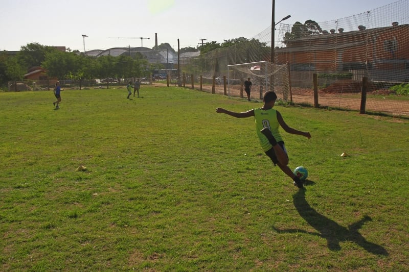 Escolinha de Futebol franquia do clube Botafogo, do RJ, localizada na zona norte de Porto Alegre. Foto: N&Iacute;COLAS CHIDEM/JC