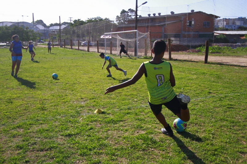 Escolinha de Futebol franquia do clube Botafogo, do RJ, localizada na zona norte de Porto Alegre. Foto: N&Iacute;COLAS CHIDEM/JC