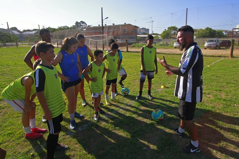 Magno Furtado conversando com os alunos da escolinha de Futebol franquia do clube Botafogo, do RJ, localizada na zona norte de Porto Alegre. Foto: NÍCOLAS CHIDEM/JC