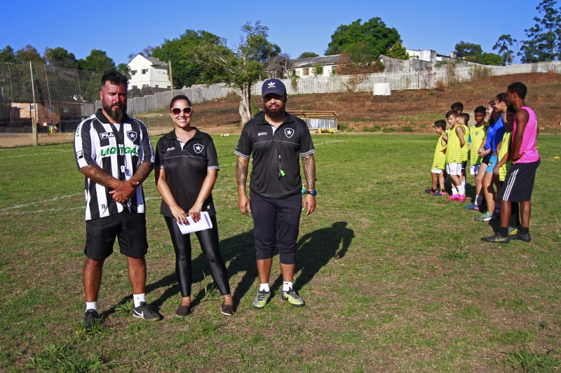 Magno Furtado, Carla Selistre Furtado e William Carvalho da escolinha de Futebol franquia do clube Botafogo, do RJ, localizada na zona norte de Porto Alegre. Foto: N&Iacute;COLAS CHIDEM/JC