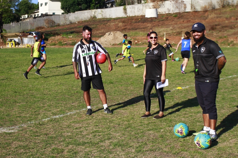 Magno Furtado, Carla Selistre Furtado e William Carvalho da escolinha de Futebol franquia do clube Botafogo, do RJ, localizada na zona norte de Porto Alegre. Foto: N&Iacute;COLAS CHIDEM/JC