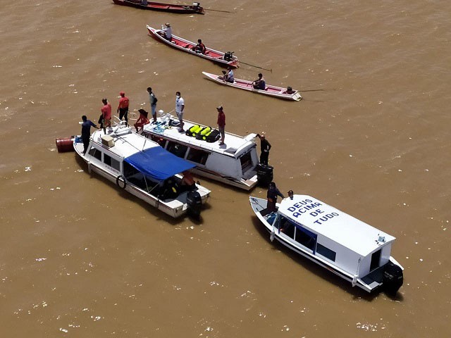 O barco naufragou no Rio Jari, a cerca de 100 quilômetros do município de Laranjal do Jari