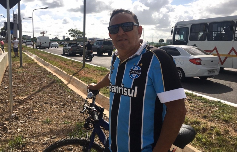 {'nm_midia_inter_thumb1':'https://www.jornaldocomercio.com/_midias/jpg/2020/03/04/206x137/1_gelsonluis-8996872.jpg', 'id_midia_tipo':'2', 'id_tetag_galer':'', 'id_midia':'5e5fcafe60cbd', 'cd_midia':8996872, 'ds_midia_link': 'https://www.jornaldocomercio.com/_midias/jpg/2020/03/04/gelsonluis-8996872.jpg', 'ds_midia': 'Gelson Luis Teixeira, 60 anos, eletricista e ferrovi&aacute;rio aposentado, comemorando a libera&ccedil;&atilde;o da Trincheira da Cear&aacute;.', 'ds_midia_credi': 'Louren&ccedil;o Marchesan/ Especial/ JC', 'ds_midia_titlo': 'Gelson Luis Teixeira, 60 anos, eletricista e ferrovi&aacute;rio aposentado, comemorando a libera&ccedil;&atilde;o da Trincheira da Cear&aacute;.', 'cd_tetag': '1', 'cd_midia_w': '800', 'cd_midia_h': '513', 'align': 'Left'}