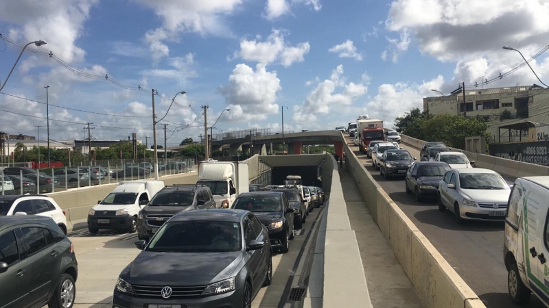 Motoristas passaram pela via fazendo buzina�o para comemorar