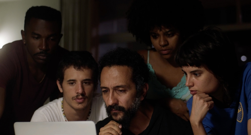 No filme, Irandhir Santos (centro) retoma parceria com o diretor Hilton Lacerda
