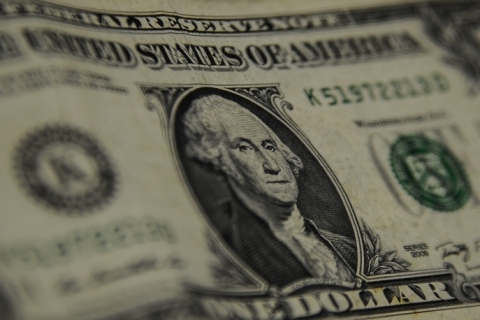 Dólar se aprecia ante rivais e emergentes, após semana de aversão ao risco