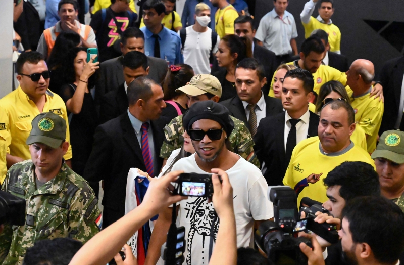Ronaldinho Gaúcho e o irmão Roberto de Assis Moreira passaram a noite na prisão
