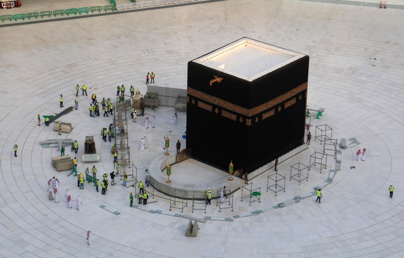 Área em torno do cubo negro, ao qual muçulmanos peregrinam, foi interditada para esterilização
