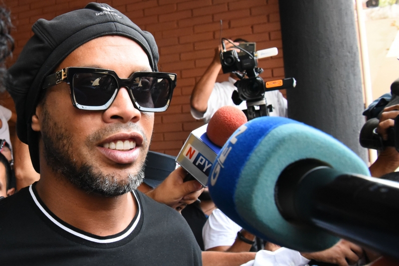 Ronaldinho e Assis tiveram o pedido de transferência para prisão domiciliar negado na terça-feira