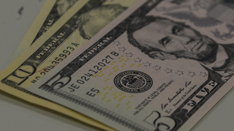 A divisa apresenta baixa de 1,64% no acumulado da semana