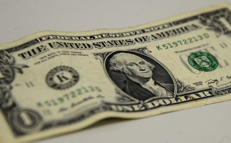 No fechamento, o dólar à vista terminou o pregão em alta de 1,82%, cotado em R$ 5,3990