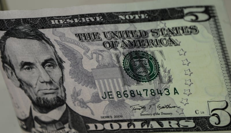O dólar à vista ainda sustenta baixa moderada diante do leve apetite por risco em Nova York