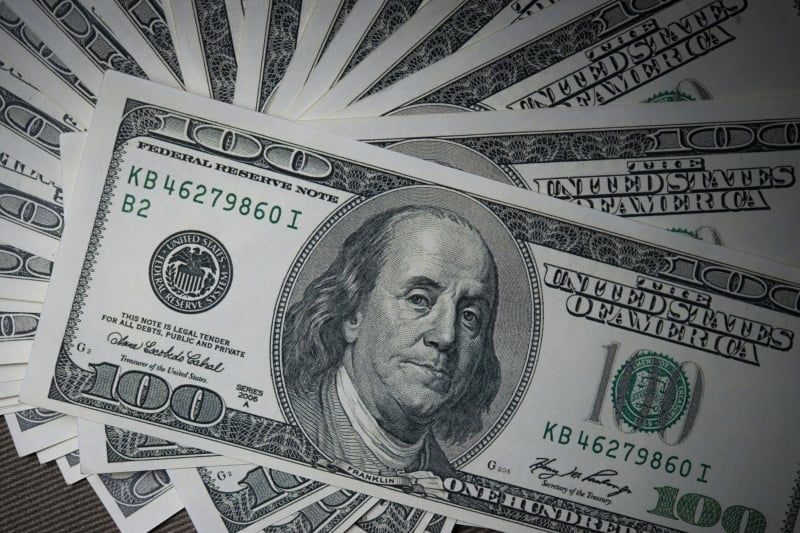 O dólar à vista terminou o dia em alta de 0,94%, cotado em R$ 5,5783