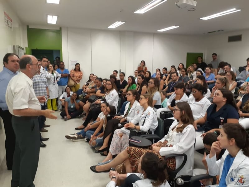 Reunião de estudantes, médicos e servidores trata dos impactos e reações ao fechamento do serviço