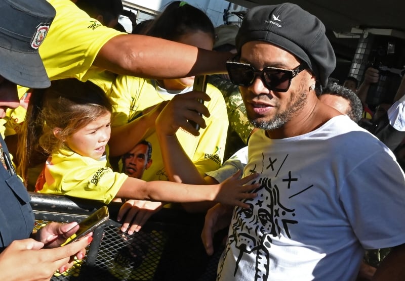 Ronaldinho está sob investigação por utilizar suposto passaporte falso para entrar no Paraguai 