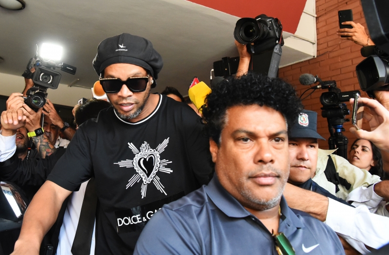 Ronaldinho e seu irmão Assis entraram no país com documentos de identificação falsos