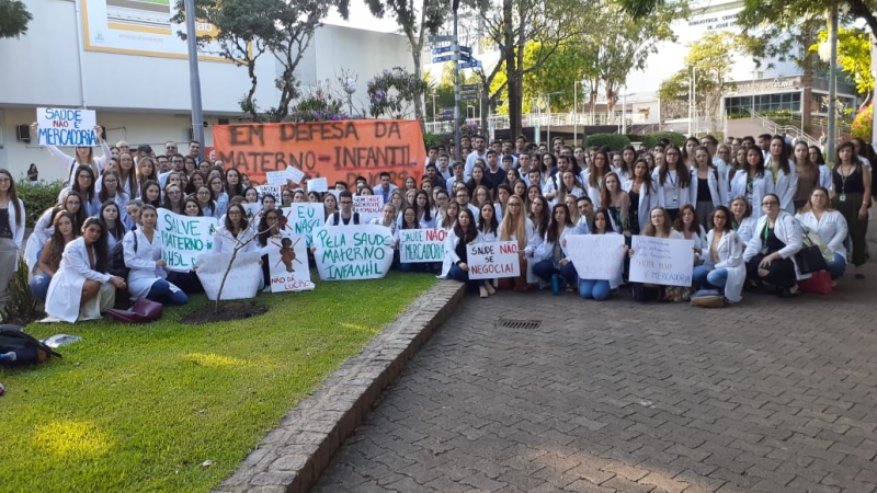 Cerca de 300 estudantes realizam ato em frente à reitoria da Pucrs contra o fechamento da unidade