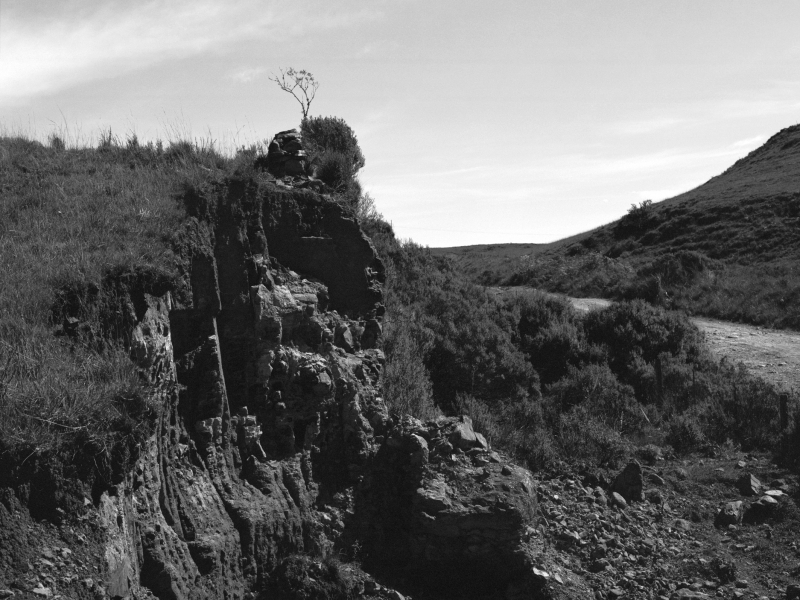 Exposição 'O meio do mundo' reúne fotografia, instalação, texto e vídeo