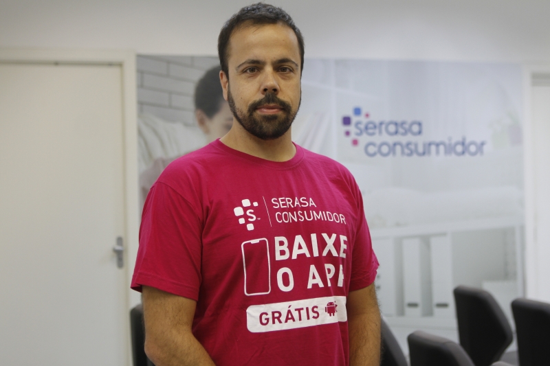 {'nm_midia_inter_thumb1':'https://www.jornaldocomercio.com/_midias/jpg/2020/03/09/206x137/1_lp_090320___feirao_serasa__15_-9001579.jpg', 'id_midia_tipo':'2', 'id_tetag_galer':'', 'id_midia':'5e66493813d7e', 'cd_midia':9001579, 'ds_midia_link': 'https://www.jornaldocomercio.com/_midias/jpg/2020/03/09/lp_090320___feirao_serasa__15_-9001579.jpg', 'ds_midia': 'Feir&atilde;o Serasa Limpa Nome   Na foto: Daniel Ebbesen', 'ds_midia_credi': 'LUIZA PRADO/JC', 'ds_midia_titlo': 'Feir&atilde;o Serasa Limpa Nome   Na foto: Daniel Ebbesen', 'cd_tetag': '1', 'cd_midia_w': '800', 'cd_midia_h': '533', 'align': 'Left'}