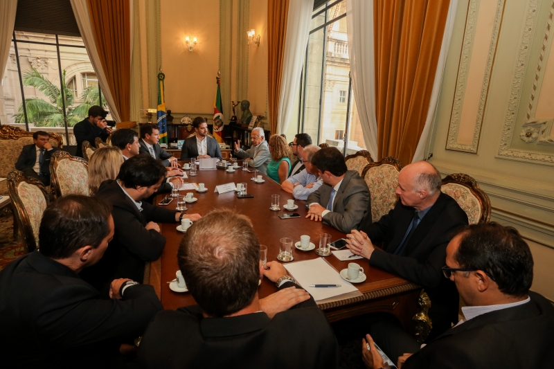 Eduardo Leite recebeu ex-senador Simon e dirigentes partidários para tratar da mobilização por ressarcimento