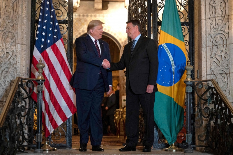 Política de Bolsonaro alinhada a Trump pode ser prejudicial em caso de derrota do norte-americano