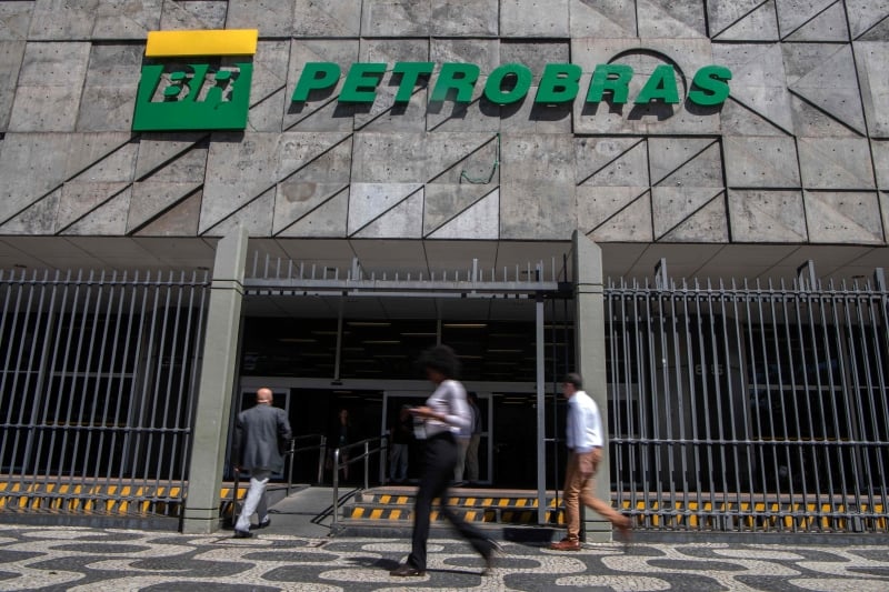 A Petrobras informa que quatro membros de sua diretoria executiva comunicaram ao Conselho de Administração