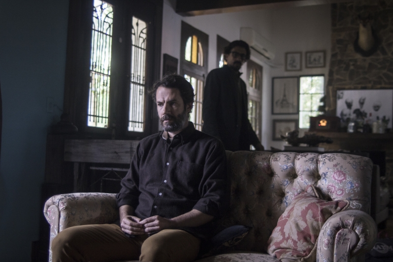 Rafael Sieg (sentado) interpreta psicólogo no filme 'Disforia', de Lucas Cassales 