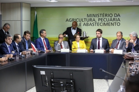Demandas para reduzir preju�zos da estiagem s�o entregues ao Minist�rio da Agricultura