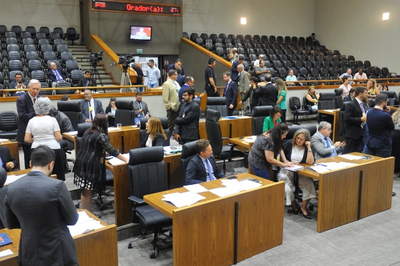 Ao todo, 855 candidatos disputam uma das 36 vagas do Legislativo da Capital