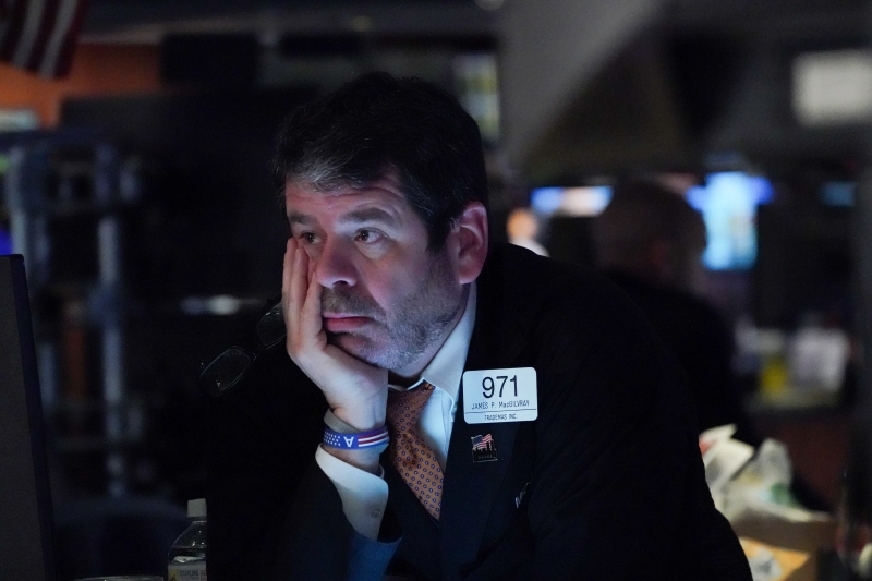 O índice Dow Jones fechou em queda de 2,17%, em 23.247,97 pontos