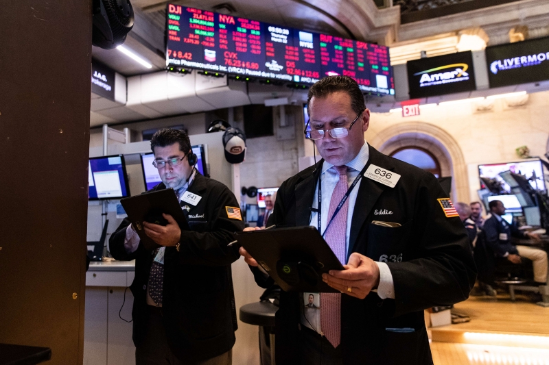 O índice Dow Jones fechou em queda de 1,59%, em 24.206,86 pontos
