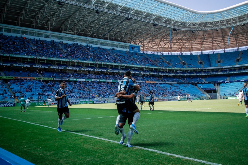 Jogadores do Grêmio vão enfrentar o São Luiz na Arena com portões fechados no domingo